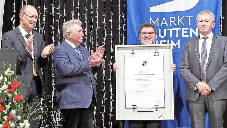 Von links: Bürgermeister Michael Karmann, Zweiter Bürgermeister Erich Werner, Dritter Bürgermeister Ottmar Brütting und der neue Ehrenbürger Johann Kalb Foto: Andrea Spörlein