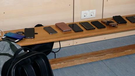 Handys und Taschen mussten natürlich abgegeben werden.    Foto: Richard Sänger