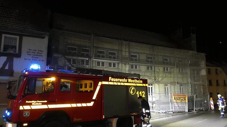 Die Feuerwehr steht vor der ehemaligen Gaststätte "Schwarzer Adler" mitten in Westheim. Aus dem Gebäude, das derzeit umgebaut wird, war Rauch nach außen gedrungen. Christian Licha