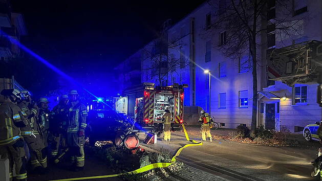 Bamberg: Feuerwehr in verrauchtes Geb&auml;ude alarmiert - Eine Person ins Krankenhaus gebracht