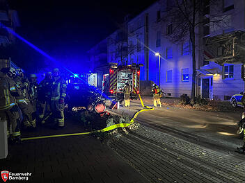 Bamberg: Feuerwehr in verrauchtes Gebäude alarmiert - Eine Person ins Krankenhaus gebracht