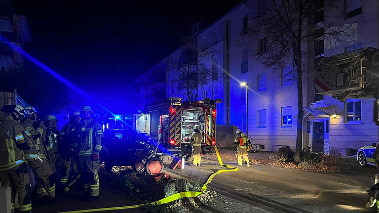 Bamberg: Feuerwehr in verrauchtes Gebäude alarmiert - Eine Person ins Krankenhaus gebracht