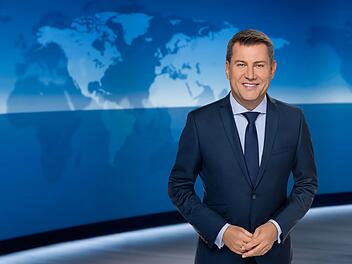 Die "tagesschau" um Chefsprecher Jens Riewa war auch 2025 die meistgesehene Nachrichtensendung im deutschen Fernsehen.