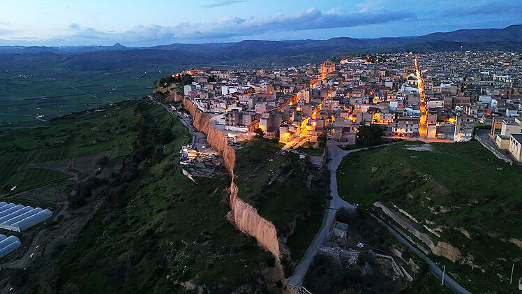 Niscemi am Abgrund: Erdrutsch bedroht Sizilien-Urlaub und Einwohner