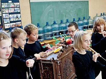 Schüler der 3. Klassen proben in der Emil-Kirchner-Grundschule in Dörfles-Esbach für das Projekt "COmpose Strawinsky". Gemeinsam mit dem Philharmonischen Orchester werden sie am Samstag im Coburger Landestheater auftreten.Fotos: Jochen Berger