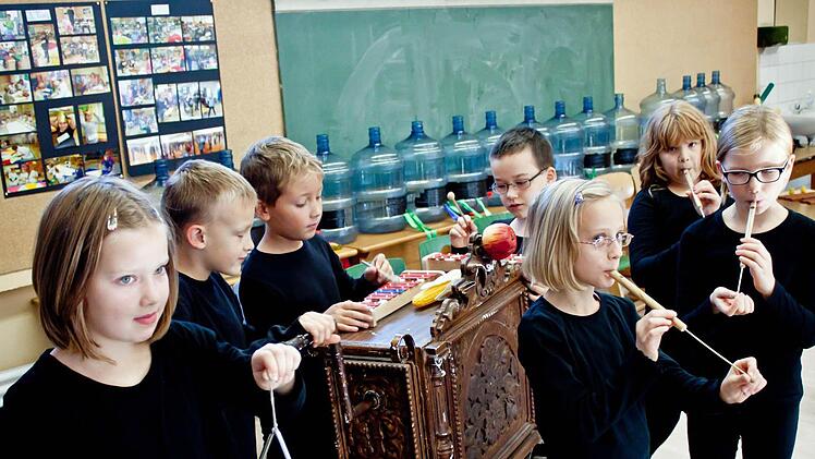 Schüler der 3. Klassen proben in der Emil-Kirchner-Grundschule in Dörfles-Esbach für das Projekt "COmpose Strawinsky". Gemeinsam mit dem Philharmonischen Orchester werden sie am Samstag im Coburger Landestheater auftreten.Fotos: Jochen Berger