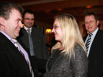 Bürgermeister Siegfried Beyer (links) heißt Staatssekretärin Melanie Huml in Presseck willkommen - ebenso wie CSU-Landtagsabgeordneter Martin Schöffel und Bezirkstagsvizepräsident Henry Schramm. Fotos: Sonja Adam
