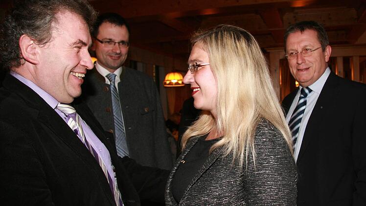 Bürgermeister Siegfried Beyer (links) heißt Staatssekretärin Melanie Huml in Presseck willkommen - ebenso wie CSU-Landtagsabgeordneter Martin Schöffel und Bezirkstagsvizepräsident Henry Schramm. Fotos: Sonja Adam
