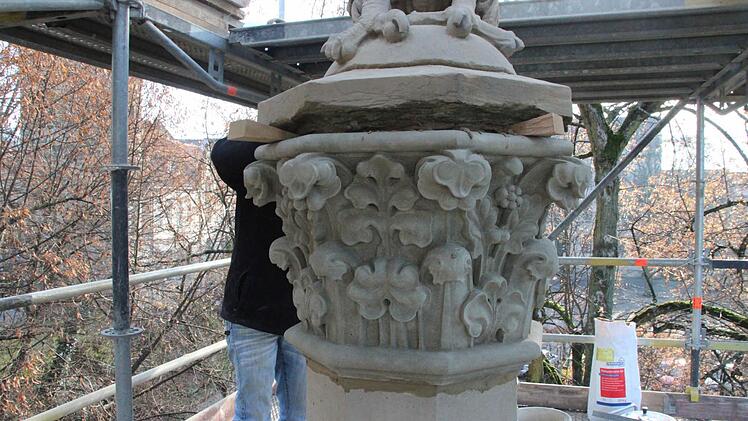 Das neue neogotische Kapitell.