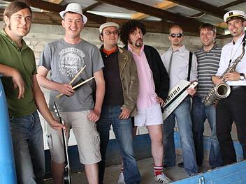 Die "Endlich Kerwa Band" probt derzeit wieder für die Sandkerwa (von links): Des Schmiegla, Der Trommler, Floyd Sektmann, Bruno Barrique, Michael Wittmann, Sir Ullrich, Kapiän Holz. Foto: privat