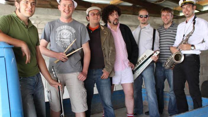 Die "Endlich Kerwa Band" probt derzeit wieder für die Sandkerwa (von links): Des Schmiegla, Der Trommler, Floyd Sektmann, Bruno Barrique, Michael Wittmann, Sir Ullrich, Kapiän Holz. Foto: privat