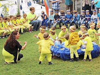 Farbenfroh: eine Aufführung der Kindergartenkinder Foto: Kindergarten