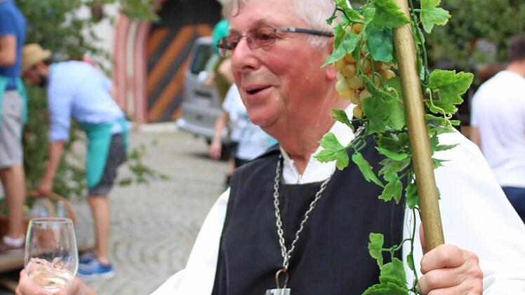 Zum Wohl. Der Abt Degen ist zur Kultfigur des Zeiler Weinfests geworden. Foto: Sina Mattheus