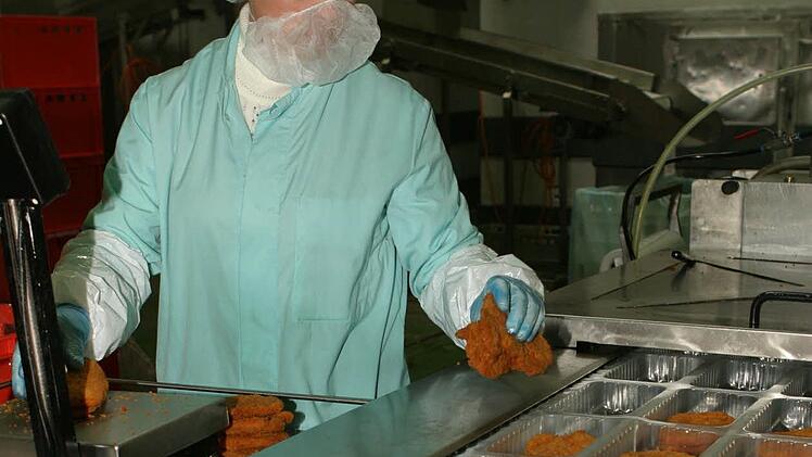 Schnitzel am laufenden Band: Das Lutz-Werk kommt auf große Mengen. Foto: Archiv/ Christoph Naumann
