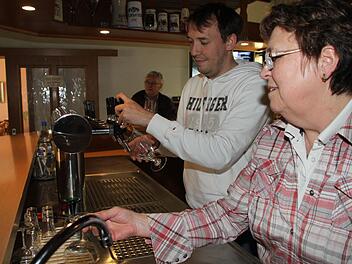 Die Familie Stöcker verabschiedet sich nach 18 Jahren aus den "Kesselstuben". Michael Stöcker und seiner Mutter Helga ist die Entscheidung nicht leichtgefallen: "Es war eine wunderbare Zeit."  Fotos: Stephan Tiroch