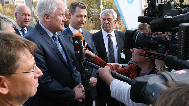 Der CSU-Vorsitzende Horst Seehofer wird auch in der fränkischen Provinz von den Medien bedrängt.