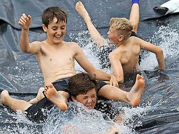 Der Höhepunkt des Kinderaktionstages war natürlich die große Wasserrutsche.  Fotos: Klaus Gagel