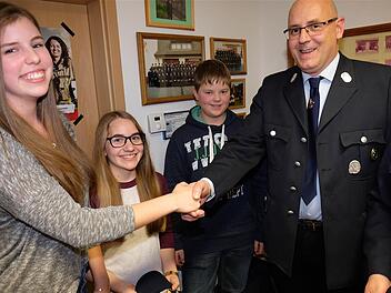 Mit traditionellem Handschlag begrüßte Kommandant Florian Hluchy Jasmin Lange (links), Laura Zeller und Julian Glück, die ihren Weg zur Feuerwehr fanden. Fotos: Gerd Schaar