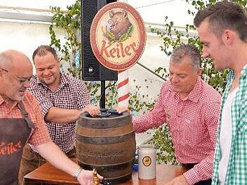 Bürgermeister Franz Kuhn übernahm den Bieranstich. Foto: Peter Rauch