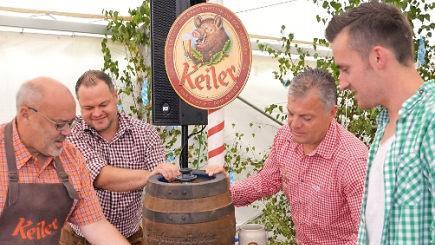 Bürgermeister Franz Kuhn übernahm den Bieranstich. Foto: Peter Rauch