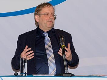 "Fußballpositionen sollen nicht nur durch das Geschrei aus den Stadionkurven hörbar werden." BFV-Präsident Rainer Koch bei seiner Rede auf dem Bezirkstag in Würzburg. Oliver Müller, HMB MEdia
