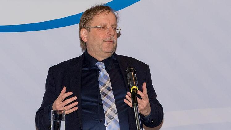 "Fußballpositionen sollen nicht nur durch das Geschrei aus den Stadionkurven hörbar werden." BFV-Präsident Rainer Koch bei seiner Rede auf dem Bezirkstag in Würzburg. Oliver Müller, HMB MEdia