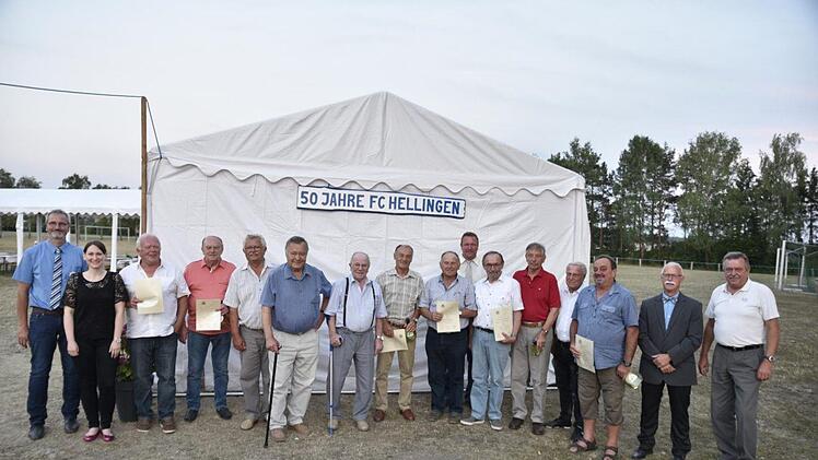 Für 50jährige Vereinszugehörigkeit wurden als Gründungsmitglieder mit Urkunde und Bocksbeutel ausgezeichnet: Günter Englisch, Helmut Grübel, Berthold Gutjahr, Ernst Heer, Emil Kempf, Albert Kettler, Erich Kritzner, Fritz Kritzner, Edwin Löffler, Gründungsvorstand Ottmar Schirber, Wolfgang Schneider, Heinz Schneider, Hans Schreiber, Norbert Wählisch und Karl Zenglein. Eingerahmt sind die Jubilare - links von Sonja Schmidt und Vorstand Wolfgang Hauck - rechts von Vorstand Charly Buld und Reinho...