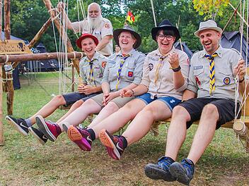 Klaus Tietz (72) stößt den Rangers-Nachwuchs an: Tom (14), der die Riesenschaukel gebaut hat, Camp-Pastorin Annabelle, Camp-Leiterin Anna und Camp-Wart Daniel. Diana Fuchs