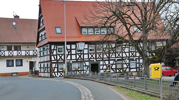 Vor dem Gasthaus "Schwarzer Adler" in Hetzles  wird es in Zukunft nur noch von  Montag bis Freitag von 7 bis 17 Uhr ein absolutes Halteverbot geben.    Foto: Karl Heinz Wirth