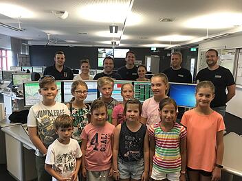 Beim Ferienprogramm Freiwilligen Feuerwehr Rannungen besuchten die Kinder die Kollegen der Integrierten Leitstelle Schweinfurt. Foto: Andreas Wartha