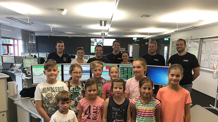 Beim Ferienprogramm Freiwilligen Feuerwehr Rannungen besuchten die Kinder die Kollegen der Integrierten Leitstelle Schweinfurt. Foto: Andreas Wartha
