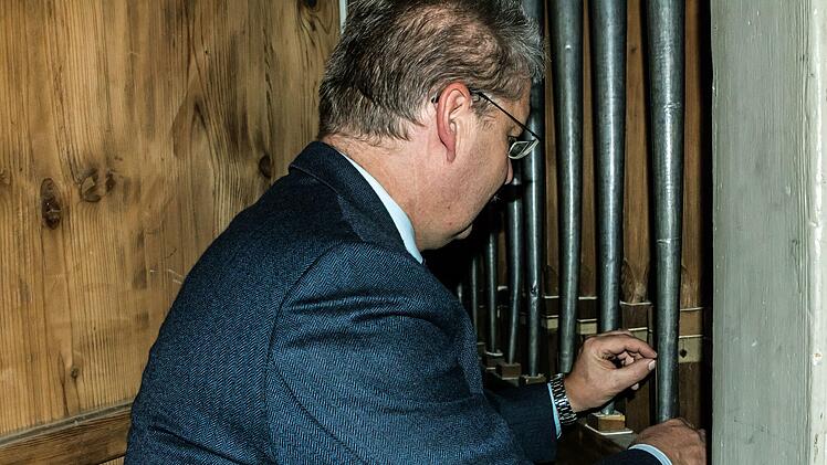 Vor dem Musizieren muss Organist Harald Ritzensteiger das sanierungsbedürftige Instrument stimmen - wie hier das Register Trompete 8 Fuß. Foto: Jochen Berger