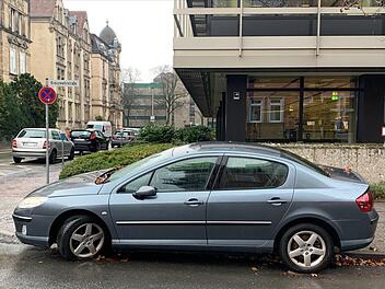 Dieses Auto mit französischem Kennzeichen stand zwei Monate lang in der Kreuzwehrstraße in Coburg im absoluten Halteverbot.