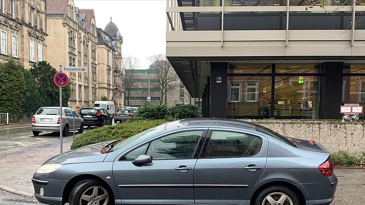 Dieses Auto mit französischem Kennzeichen stand zwei Monate lang in der Kreuzwehrstraße in Coburg im absoluten Halteverbot.