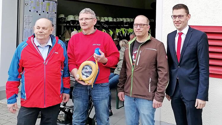 Johann Schratz (2. v. l.), der Vorsitzende der Feuerwehr Trieb, bedankte sich in Gegenwart des Feuerwehrreferenten Roland Lowig (l.) bei Stefan Persak (re.) von der Sparkasse Coburg-Lichtenfels und Uwe Gack (2. v. re.) von der Firma Cad/Cam Office.