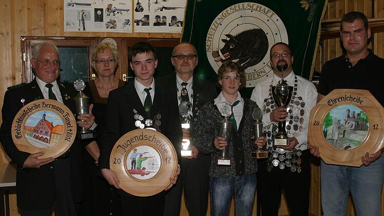 Sie sind die Sieger der Pokal - und Scheibenwettbewerbe 2012, von links: Joseph Borschert, Andrea Reß, Markus Stretz,  Rainer Dietz, Patrick Stretz, Carsten Präger und Michael Hacker.