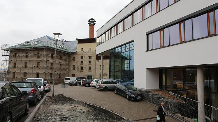 Campus Design: Hinten links das Hofbrauhaus, rechts das neue Lehrgebäude.