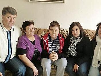 Vater Asim Besirevic und Mutter Senada mit ihrem erkrankten Sohn Nedzad, Marina Gärtner und Vorsitzende Jana Lorenz-Eck von der Elterninitiative "Würzburger Regenbogen". Foto: privat