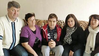 Vater Asim Besirevic und Mutter Senada mit ihrem erkrankten Sohn Nedzad, Marina Gärtner und Vorsitzende Jana Lorenz-Eck von der Elterninitiative "Würzburger Regenbogen". Foto: privat