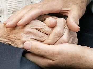Bei der Pflege von Alzheimerpatienten spielen Berührungen und soziale Kontakte eine wichtige Rolle.  Foto: Archiv/dpa