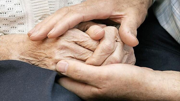 Bei der Pflege von Alzheimerpatienten spielen Berührungen und soziale Kontakte eine wichtige Rolle.  Foto: Archiv/dpa
