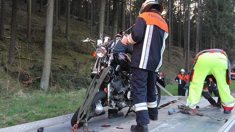 Auf der Bundesstraße 85 hat sich am spaeten Sonntagnachmittag (30.03.2014) zwischen Ruecksmuehle und Weissenbrunn ein schwerer Motorradunfall ereignet, bei dem 3 Personen schwer verletzt wurden. Nach Angaben der Polizei kam ein Motorradfahrer zu weit nach links und erwischte ein ihm entgegenfahrendes Motorrad mit einen verheirateten Paerchen. Drei Rettungshubschrauber waren im Einsatz, ausserdem Feuerwehr, BRK und THW. Zur genauen Klaerung der Unfallursache wurde ein Sachverstaendiger hinzuge...