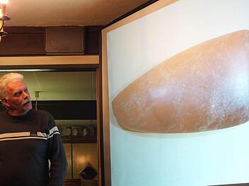 Karl Heinz Feuerlein zeigte bei der Jahresversammlung ein Silex-Dolch und eine polierte Steinaxt.  Foto: Manfred Welker