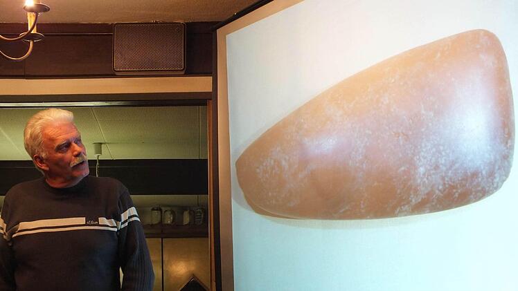 Karl Heinz Feuerlein zeigte bei der Jahresversammlung ein Silex-Dolch und eine polierte Steinaxt.  Foto: Manfred Welker