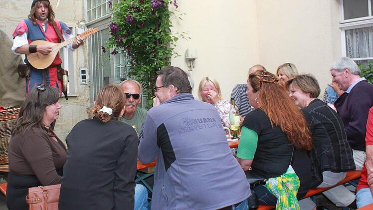 Der Gaukler sorgte für Stimmung an den Biertischen.