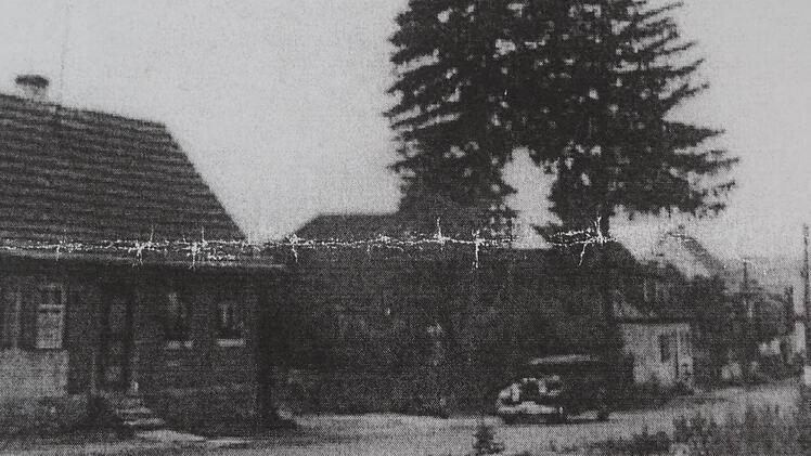 Drei Fichten vor dem Wohnhaus Nr. 84 gaben im Jahr 1817 der Familie Fichtelberger den Namen. Die Familie bewohnte dieses Haus bis 1931. Das besondere an dem Haus war der Ziehbrunnen, in dem sich die Männer nach der Beerdigung die Hände wuschen. Der jüdischen Friedhof befindet sich hoch über Ermershausen.