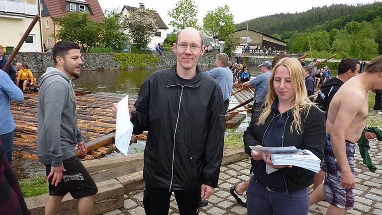 ie Sachbearbeiterin der Stadt Wallenfels, Barbara Kremer-Kolb (rechts), überreichte das begehrte Flößerdiplom an die Teilnehmer.  Foto: Gerd Fleischmann