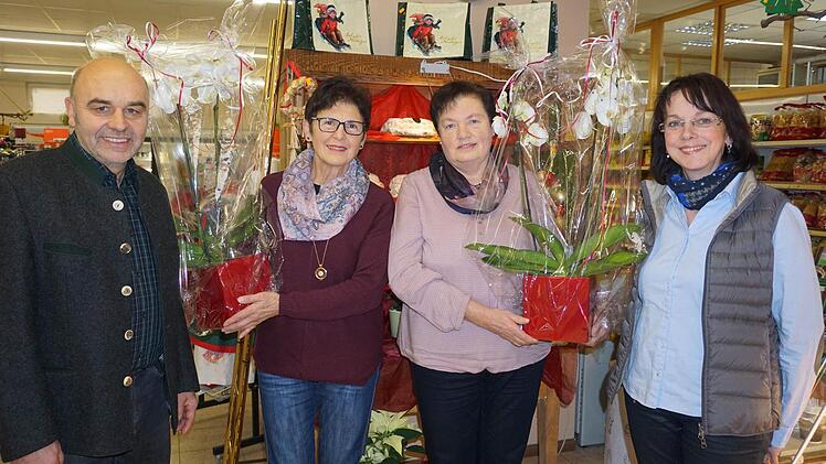 Monika Söder (zweite von links) geht nach 48 Jahren und Ella Endres (zweite von rechts) nach 43 Jahren im Bäckerei- und Lebensmittelmarkt Metz in den Ruhestand. Es danken für das langjährige außergewöhnliche Engagement Wolfgang (links) und Brigitte Metz (rechts). Foto: Marion Eckert