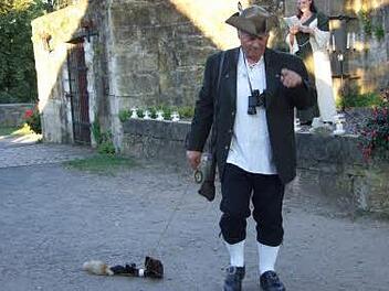 Ihr Leben verdankten Rotkäppchen und Großmutter dem Jäger (Ewald Fischer), der sie zusammen mit seinem kleinen Bluthund Brutus .aus dem Bauch des Wolfes befreite.