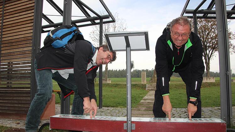 Kleiner Gag: Am neuen Drei-Franken-Stein gibt es diese Aufladestation für Walking-Stöcke. :-) Foto: Diana Fuchs
